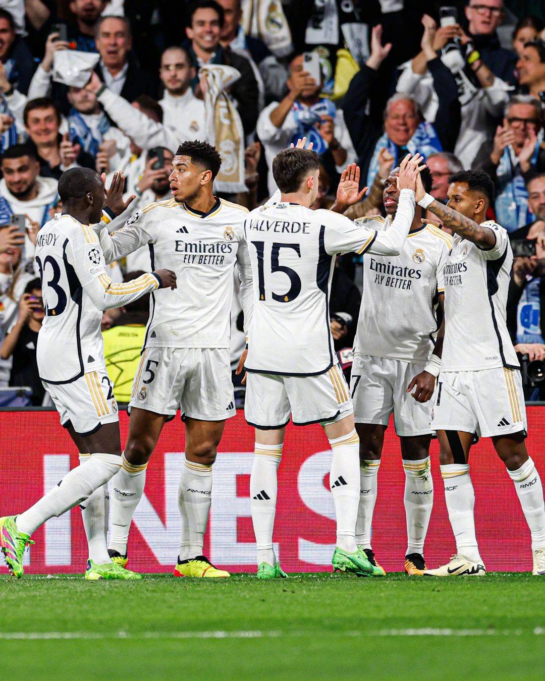 包含赛地聚焦——欧冠冲刺阶段热度飙升；华盛顿奇才门线救险；赛场秩序良好；身体对抗强度拉满的词条