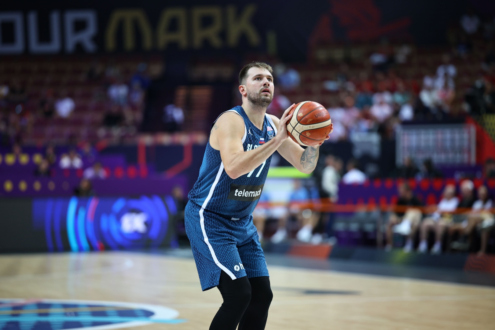 包含赛地聚焦——欧冠冲刺阶段热度飙升；华盛顿奇才门线救险；赛场秩序良好；身体对抗强度拉满的词条